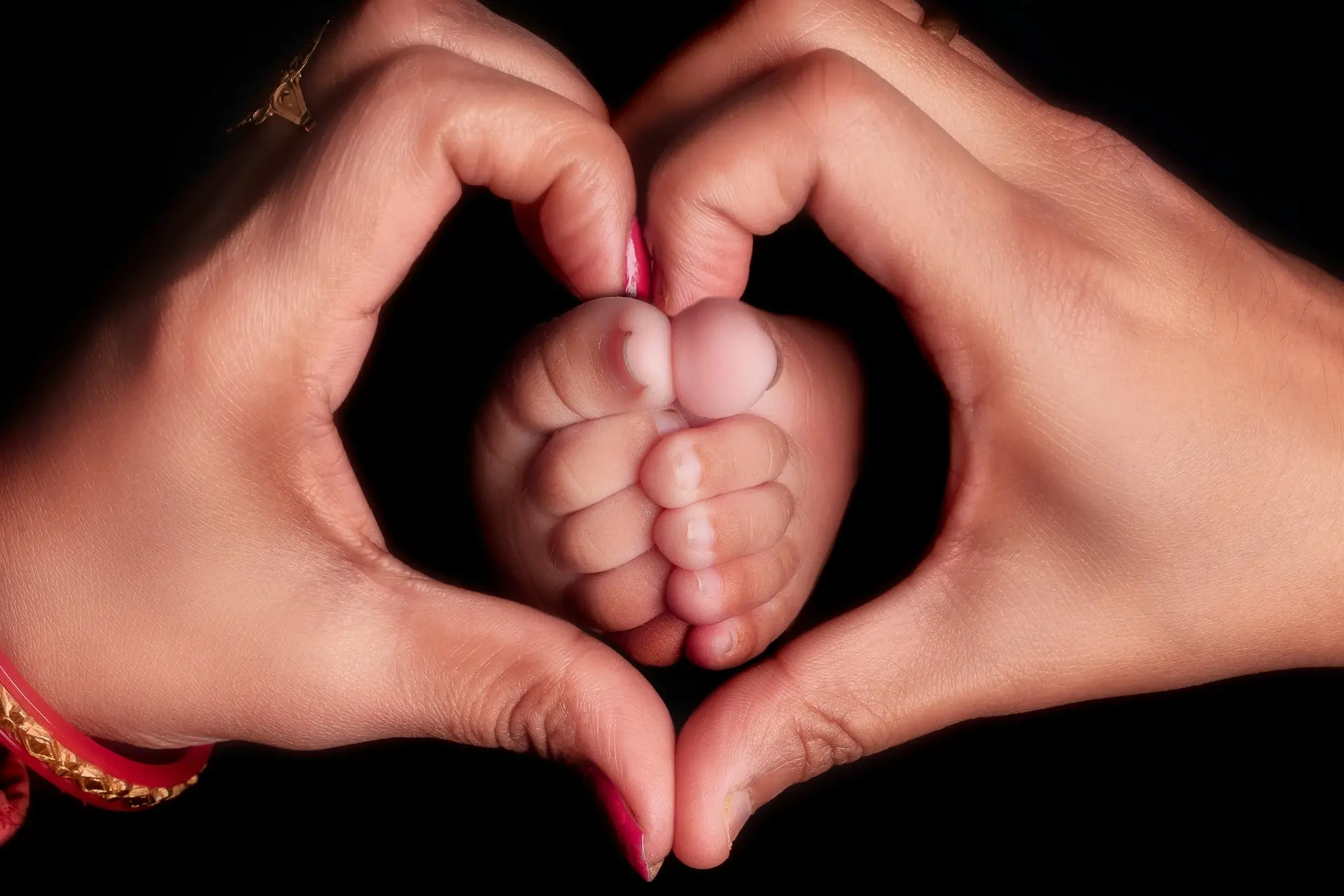 Recuperación postnatal ayurvédica para madres de FIV — bienestar de madre y bebé a través de las terapias tradicionales de Kerala.