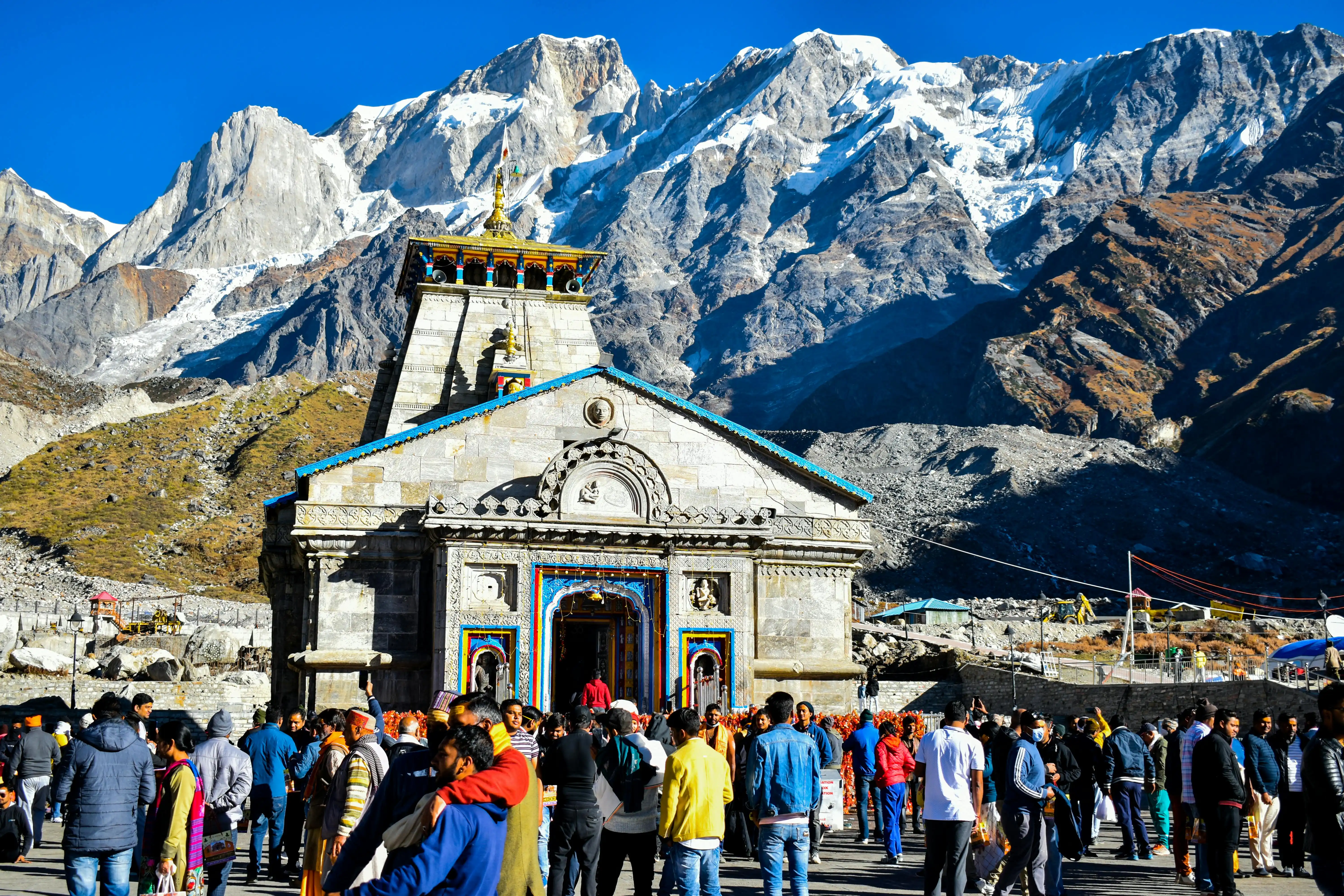 Ek Dham Yatra a Kedarnath, una sacra meta di pellegrinaggio hindu nell'Uttarakhand, che offre pacchetti tour spirituali verso l'Himalaya.