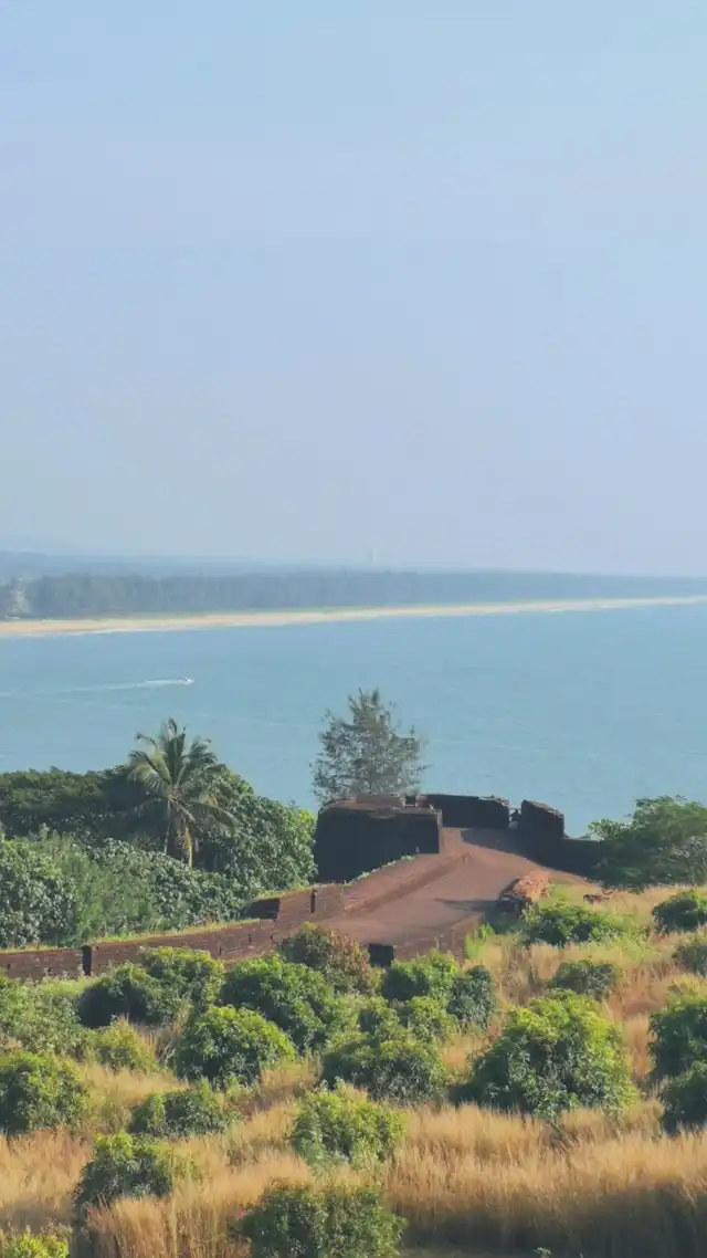 Fort de Bekal avec vue sur la mer d'Arabie, suivi d'un coucher de soleil à Bekal Beach et d'un dîner de fruits de mer au restaurant en bord de mer.