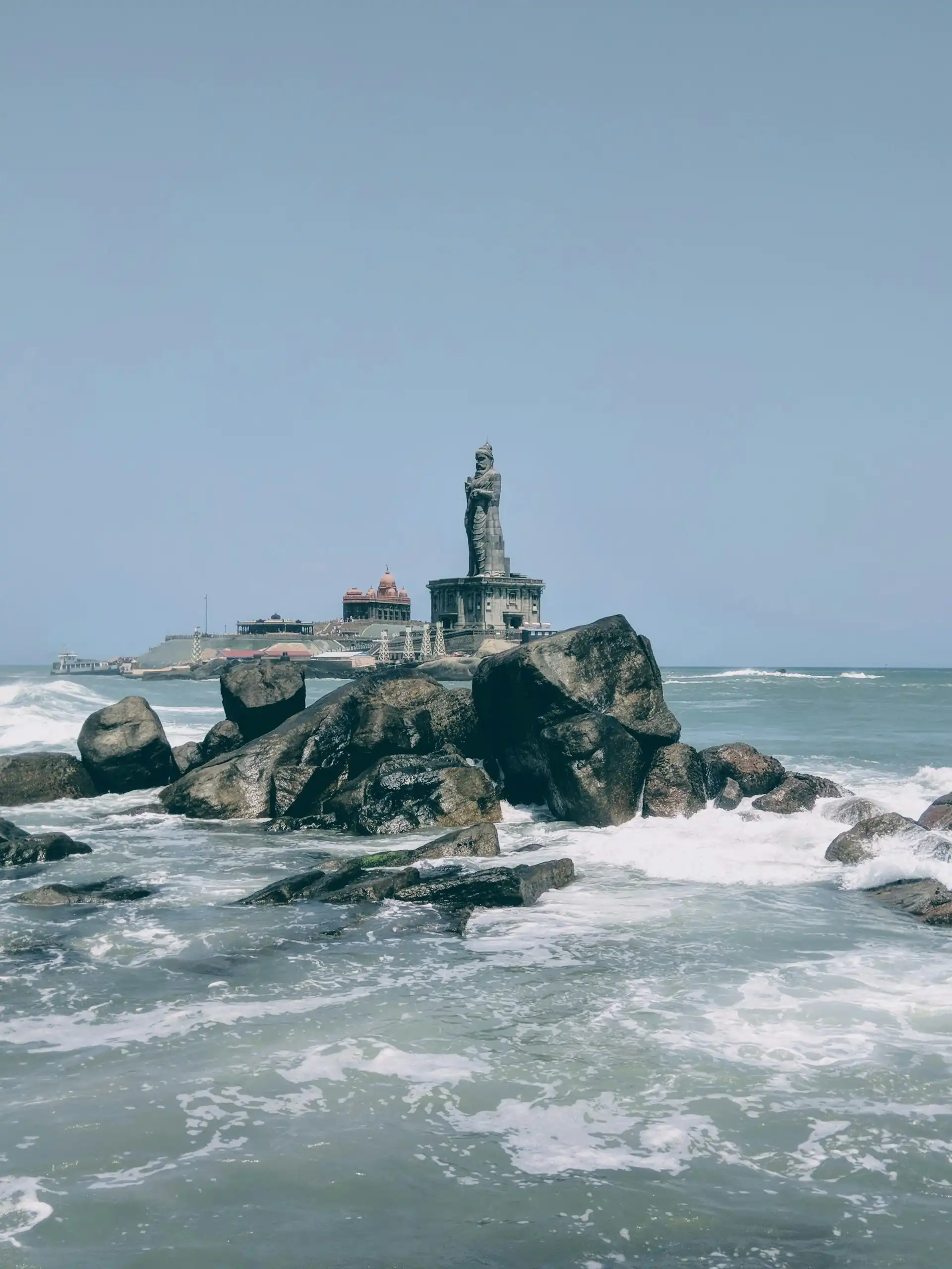 Besuchen Sie den Shri Padmanabhaswamy-Tempel mit Dravidischer Architektur in Trivandrum, dann den Tempel von Kanyakumari und das Vivekananda-Felsdenkmal.