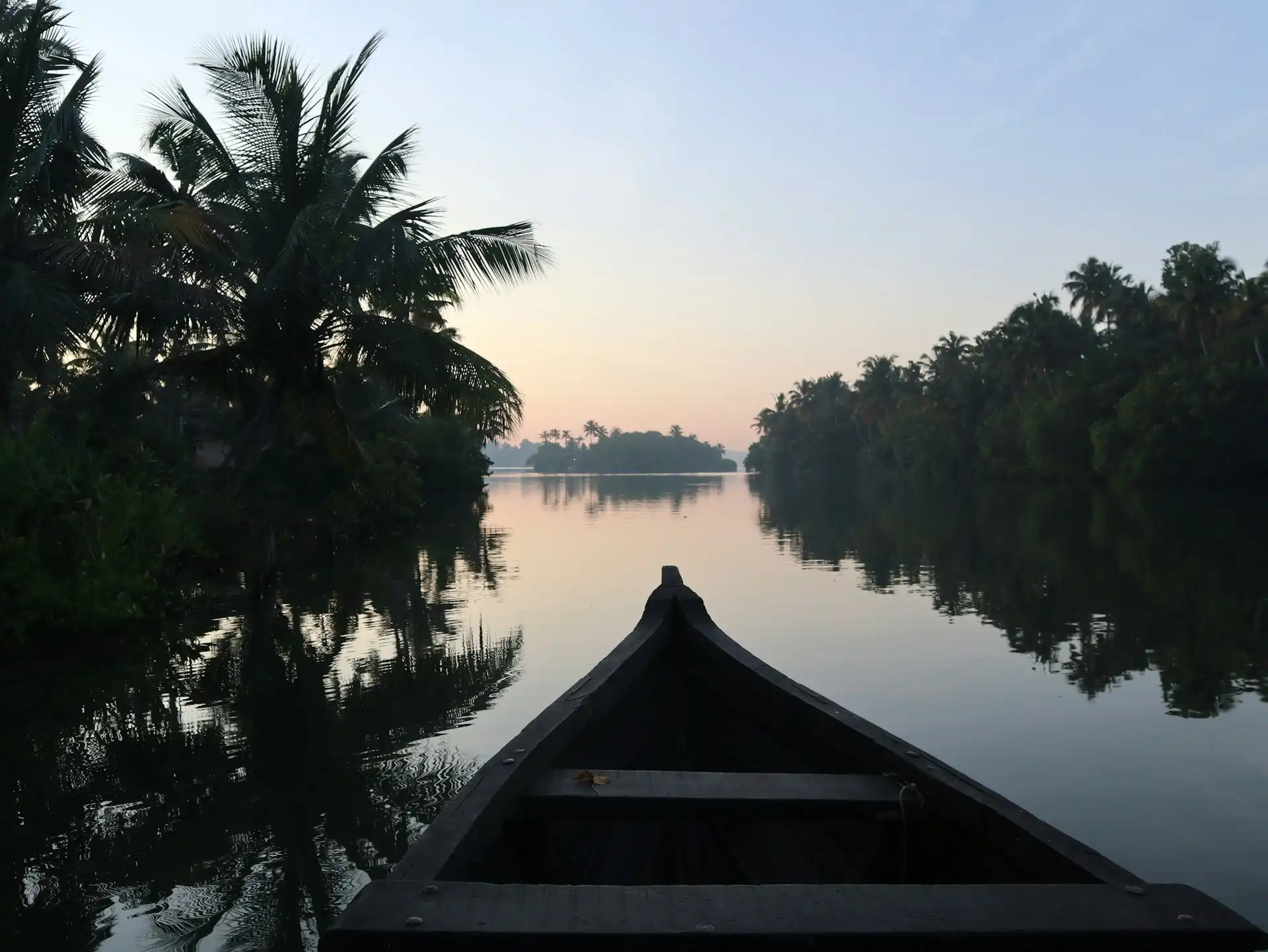 Nach dem Frühstück Fahrt nach Kumarakom für Vogelbeobachtung im Vogelschutzgebiet, ruhige Ausblicke am Vembanad-See und Übernachtung.