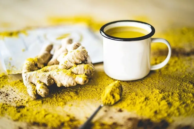 Disfruta de un té caliente de cúrcuma, antiinflamatorio y que refuerza el sistema inmunológico, ideal para una bebida saludable.