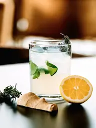 Agua Gaseosa de Jengibre y Albahaca Hierbas Especias Bebida Refrescante Deshidratación Saludable Hidratación Casera Receta Ayurveda Comida