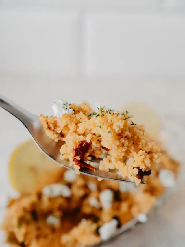 Erfrischender Kirsch-Mandel-Couscous-Salat mit natürlichen Zutaten, ideal für den Sommer, basierend auf einem ayurvedischen Rezept.